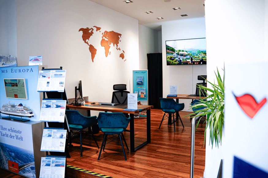 Beratungsbereich eines Reisebüros Reisebüro mit Weltkarte an der Wand und Thekenbereich.